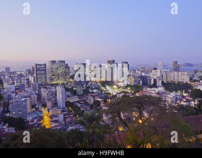 Skyline der Stadt von Rio De Janeiro, Brasilien Stadt Zentrum betrachtet von Parque Das Ruinas in Santa Teresa. Stockfoto