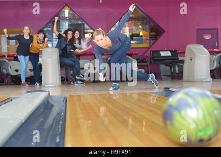 Freunde spielen im Bowlingclub Stockfoto