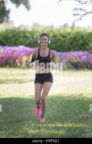 Frau im freien laufen Stockfoto