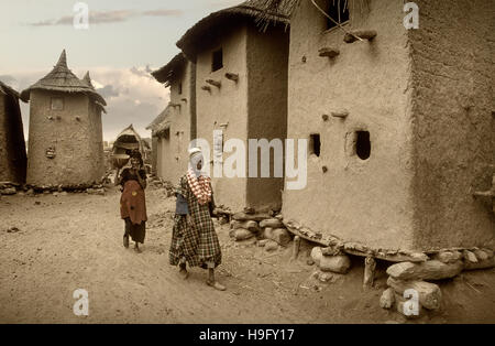 Ansongo, Mali, Afrika - 28. Januar 1992: Dogon Dorf und typischen Schlamm Gebäude mit Toguna und Scheunen für Getreide Stockfoto