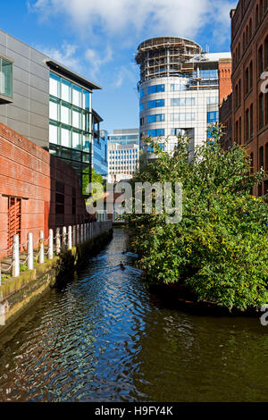 Der ehemalige Manchester und Salford Junction Kanal, neben der Bridgewater Hall zum Barbirolli Platz, Manchester, UK Stockfoto