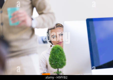 Schöne junge Geschäftsfrau im modernen Büro Stockfoto