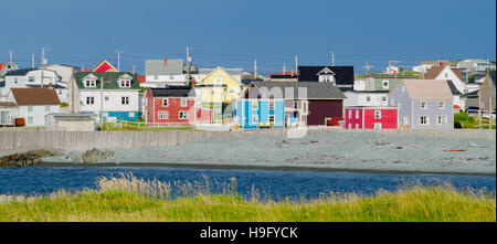 Kleinstadt mit hellen farbigen Häusern überall in den Küstenorten entlang die Finger von der Insel Neufundland, Kanada. Stockfoto