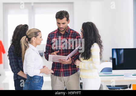Gemischtrassig erfolgreiches Team in einem Büro stehen. Stockfoto
