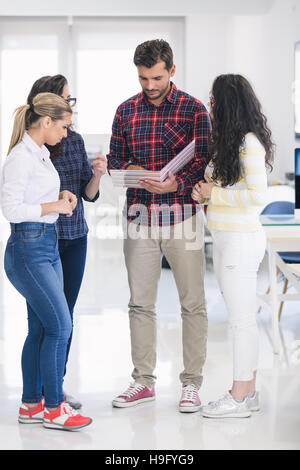 Gemischtrassig erfolgreiches Team in einem Büro stehen. Stockfoto