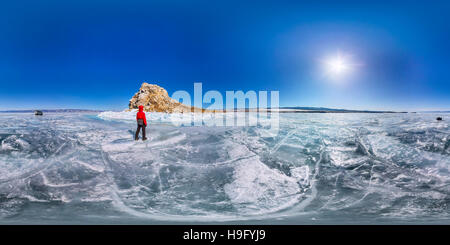 sphärischen Panorama 360 x 180 Mann touristischen stehend auf der Insel Yador auf dem blauen Eis des Baikalsees Stockfoto