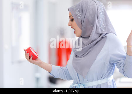 Arabische Geschäftsfrau mit Uhr wird spät tragen hijab Stockfoto