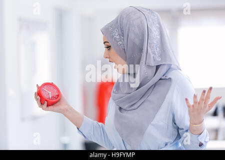 Arabische Geschäftsfrau mit Uhr wird spät tragen hijab Stockfoto