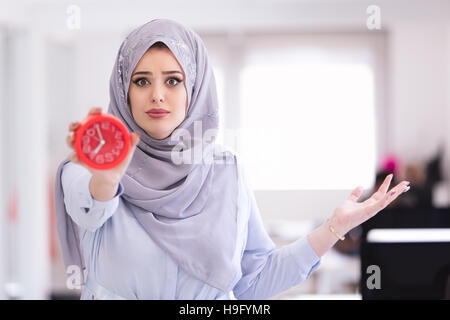 Arabische Geschäftsfrau mit Uhr wird spät tragen hijab Stockfoto