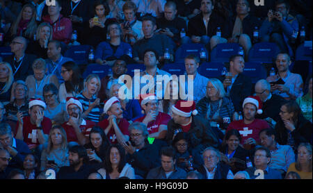 Die O2-Arena, 18. November 2016. 6. Tag Single Aktion auf dem Centrecourt. Schweizer Wawrinka-Fans in Santa Hüte. © Sportsimages. Stockfoto