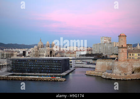 Sonnenauf- oder Sonnenuntergang über Fort Saint Jean, das MUCEM Museum (von Rudy Ricciotti) & Kathedrale De La Major Marseille Frankreich Stockfoto