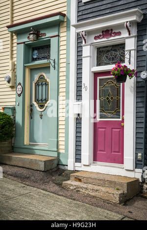 Eine bunte Tür auf Jellybean Häuser in St. John's, Neufundland und Labrador, Kanada. Stockfoto