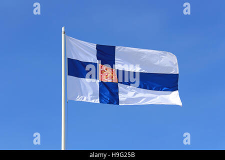 Finnland Flagge mit finnischen Staatswappen gegen blauen Himmel. Stockfoto