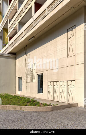 BERLIN, Deutschland - Juli 2014: Der modulare Mann an einer Seitenwand des Corbusier-Haus wurde von Le Corbusier entworfen 1957 nach seinem Konzept der Unite d'Ha Stockfoto