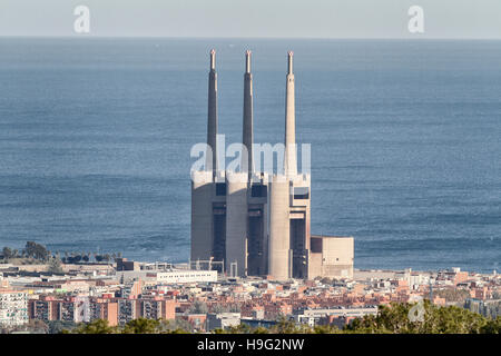 Ehemalige Heizkraftwerk heute in Nichtgebrauch in der Innenstadt von Barcelona. Das Gebäude heißt The Three Chimneys und ist überlegen Stockfoto
