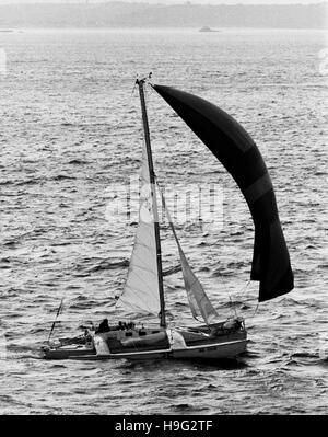 AJAX NEWS FOTOS - 1982 - ROUTE DU RHUM RENNEN - AS. ECO (WALTER GREENE) AM START. FOTO: JONATHAN EASTLAND/AJAX REF: 821007 9 Stockfoto