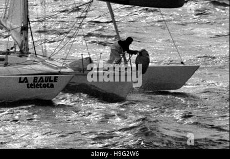 AJAX-NEWS-FOTOS. 1982. ST. MALO, FRANKREICH. -ROUTE DU RHUM RACE - TRIMARAN LA BAULE AM START. FOTO: JONATHAN EASTLAND/AJAX REF: 821007 25 Stockfoto