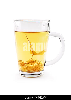 Kalk-Teetasse mit getrockneten Blüten. Glastasse Tee mit pflanzlichen Linden isoliert auf weiss Stockfoto