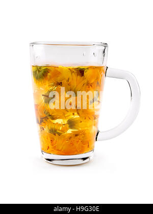 Ringelblume oder Ringelblume Tee. Calendula trocknen Blumentee in Glasschale auf dem weißen Hintergrund – Stockfoto