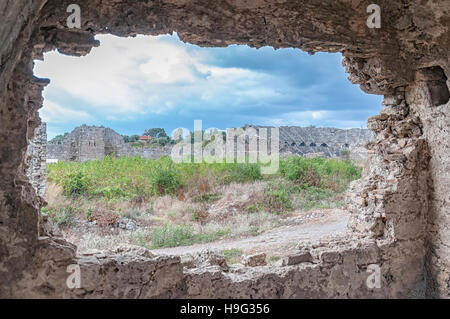 Das antike römische Amphitheater in die türkische Stadt Side gelegen, wie gesehen von der nahe gelegenen antiken Krankenhaus Ruine. Stockfoto