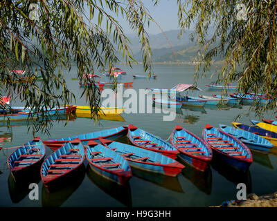 Freizeitboote auf Pokhara See (Phewa Tal) Nepal, Asien. Stockfoto