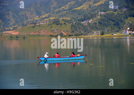 Boot auf See von Pokhara (Phewa Tal) Vergnügen Nepal, Asien. Stockfoto