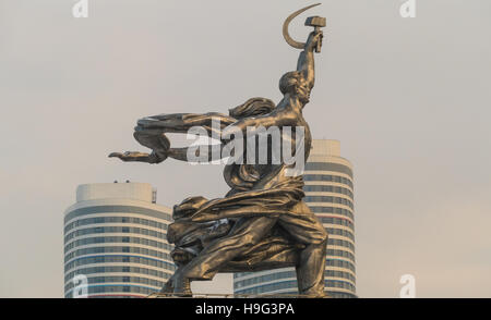 Arbeiter und Kolchos Girl - Symbol auf dem Hintergrund der neuen Häuser Stockfoto