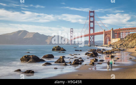 Klassische Panorama der Welt berühmten Golden Gate Bridge bei Sonnenuntergang gesehen von Baker Beach, San Francisco, Kalifornien, USA
