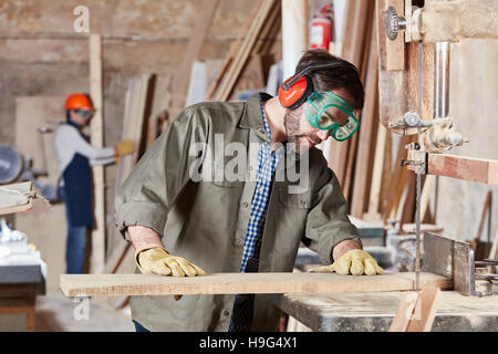 Der Mensch als Tischler, die Verarbeitung von Holz mit Bandsäge Stockfoto