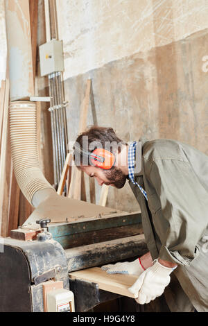 Tischler arbeiten mit Hobel und Verarbeitung von Holz Stockfoto