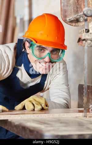 Porträt von kompetenten Schreiner, die Verarbeitung von Holz Stockfoto