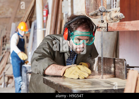 Bandsäge mit Genauigkeit von Carpenter verwendet Stockfoto