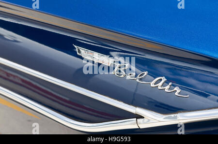 Detail von der Rückseite des 1961 Chevy Bel Air Auto zeigt das Chevrolet-Abzeichen und die Modellbezeichnung in Brisbane, Australien Stockfoto