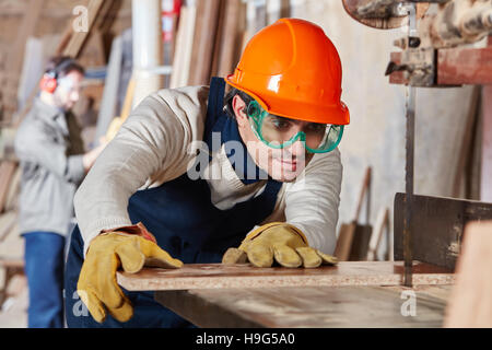 Tischler Schneiden von Holz mit Genauigkeit mit Bandsäge Stockfoto