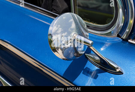 Detail des Spiegels Außentür eines 1961 Chevy Bel Air in Brisbane, Australien Stockfoto