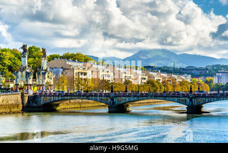 Maria Cristina Brücke über den Fluss Urumea in San Sebastian, Spanien Stockfoto