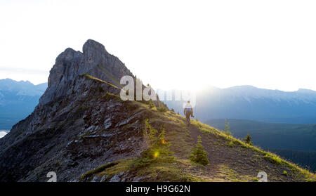 Männliche Wanderer Spaziergänge entlang Grat des Berges bei Sonnenaufgang Stockfoto