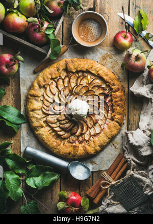 Hausgemachte Apfel-Crostata mit Zimt, Eis Schaufel und frischen Äpfeln Stockfoto