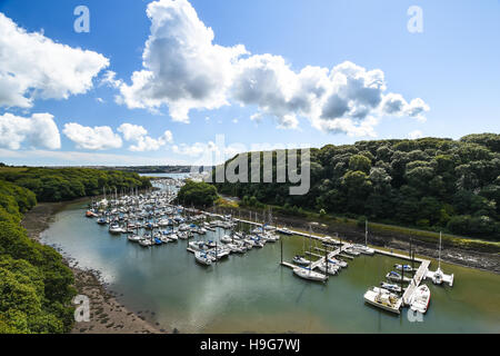 Neyland Marina obere Becken ab das Cleddau Bridge an einem schönen Tag mit culmulus Wolken im blauen Himmel gesehen Stockfoto