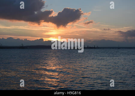 Schlepper warten im ruhigen Meer bei Sonnenuntergang Milford Haven Dock eingeben Stockfoto