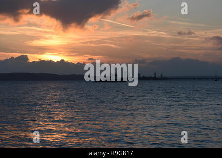 Schlepper warten im ruhigen Meer bei Sonnenuntergang Milford Haven Dock eingeben Stockfoto