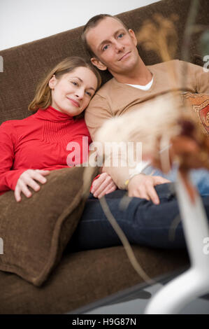 Paar sitzt auf einer Couch zu Hause Stockfoto