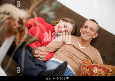 Paar sitzt auf einer Couch zu Hause Stockfoto