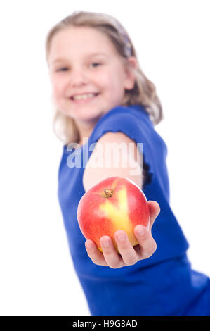 Mädchen, 8 Jahre alt, hält einen Apfel Stockfoto