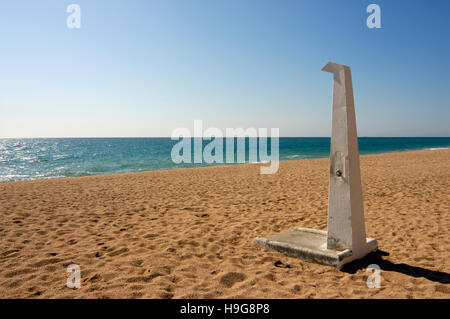 Dusche auf leeren Sandstrand in Canet de Mar, Costa Brava, Katalonien, Spanien, Europa Stockfoto