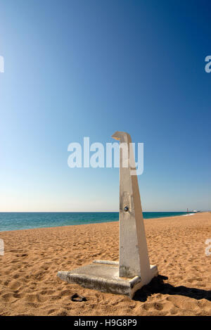 Dusche auf leeren Sandstrand in Canet de Mar, Costa Brava, Katalonien, Spanien, Europa Stockfoto