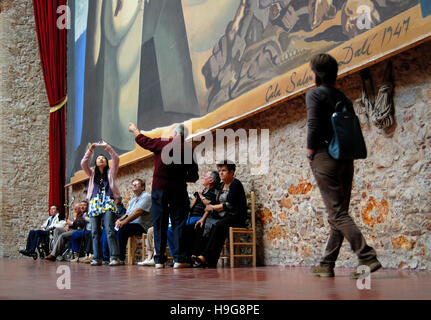 Besucher vor dem Labyrinth Panorama auf das Dali Museum, Teatre-Museu Dalí in Figueres, Katalonien, Spanien, Europa Stockfoto