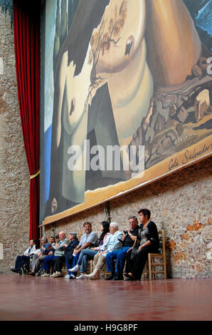 Besucher vor dem Labyrinth Panorama auf das Dali Museum, Teatre-Museu Dalí in Figueres, Katalonien, Spanien, Europa Stockfoto