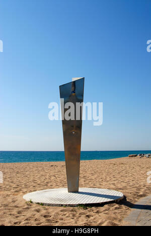 Metallische Dusche auf leeren Sandstrand in Canet de Mar, Costa Brava, Katalonien, Spanien, Europa Stockfoto