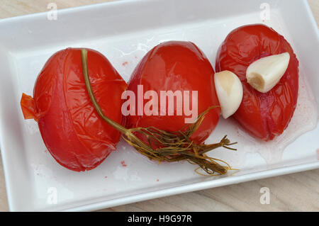 Reife Tomaten im slawischen Stil beibehalten Stockfoto